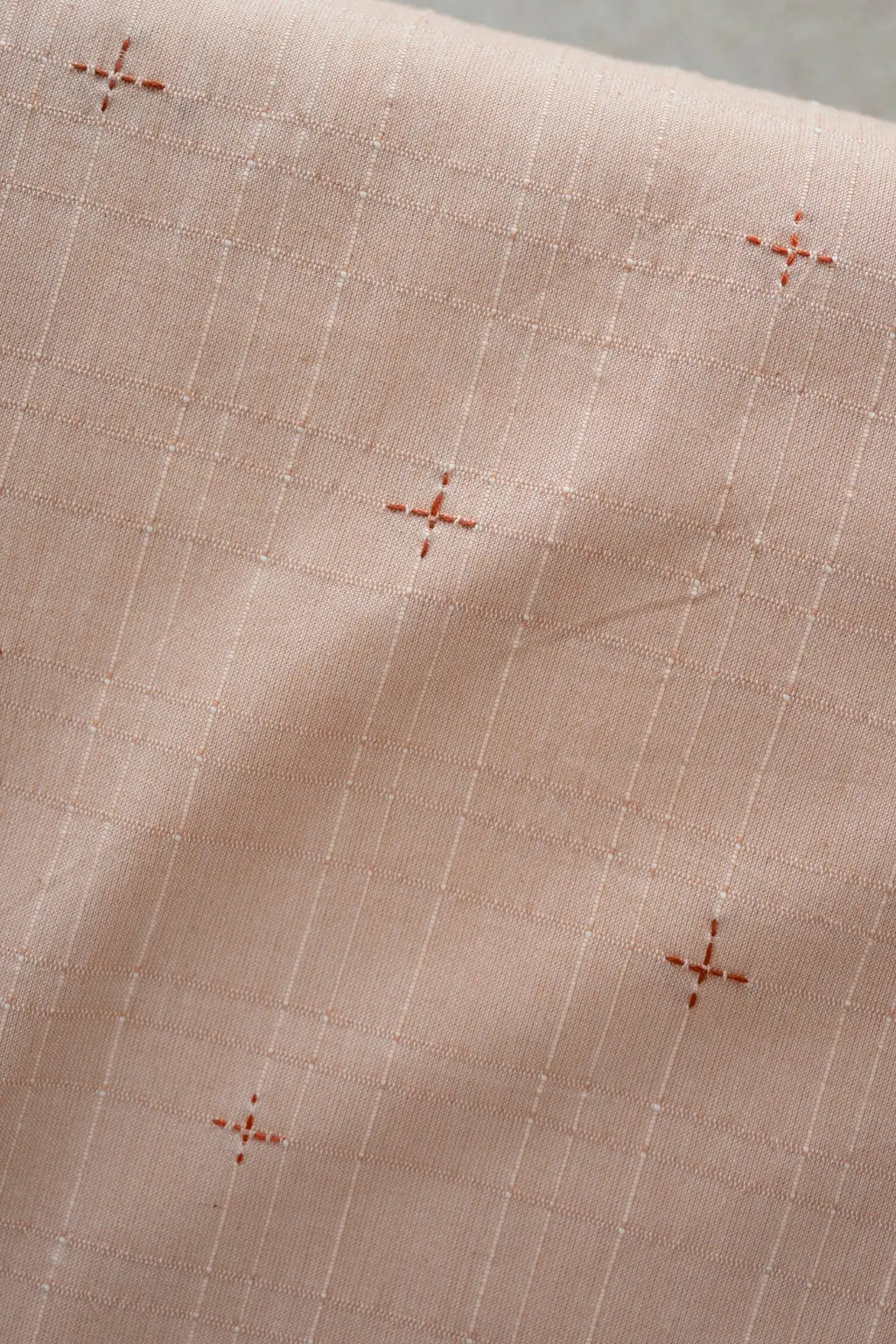 Dohar terracotta brodé motif discret répété sur la surface