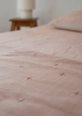 Détail de la broderie sur dohar terracotta en coton mulmul