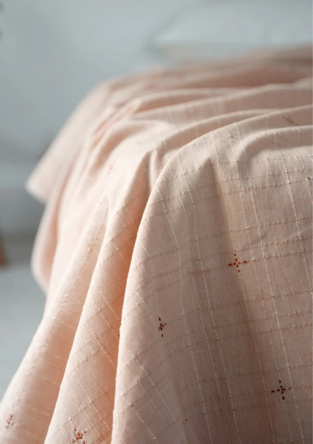 Dohar terracotta brodé en coton mulmul tombé naturel sur le lit