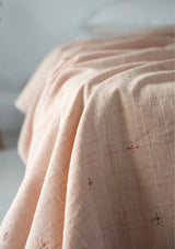 Dohar terracotta brodé en coton mulmul tombé naturel sur le lit