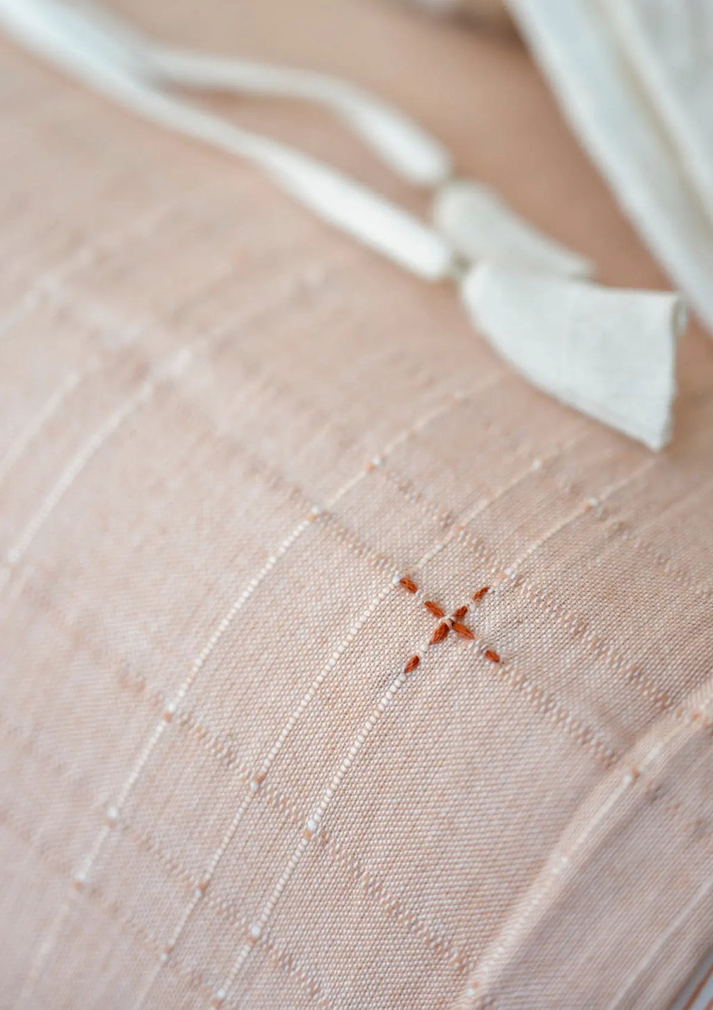 Surface du dohar terracotta brodé avec motif réparti