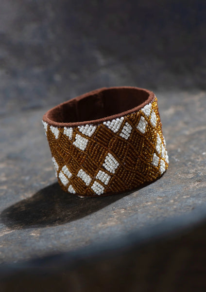 Bracelet manchette cuir blanc. Elegant. Look habille. Pierre brode. Artisanal. Piece unique sur